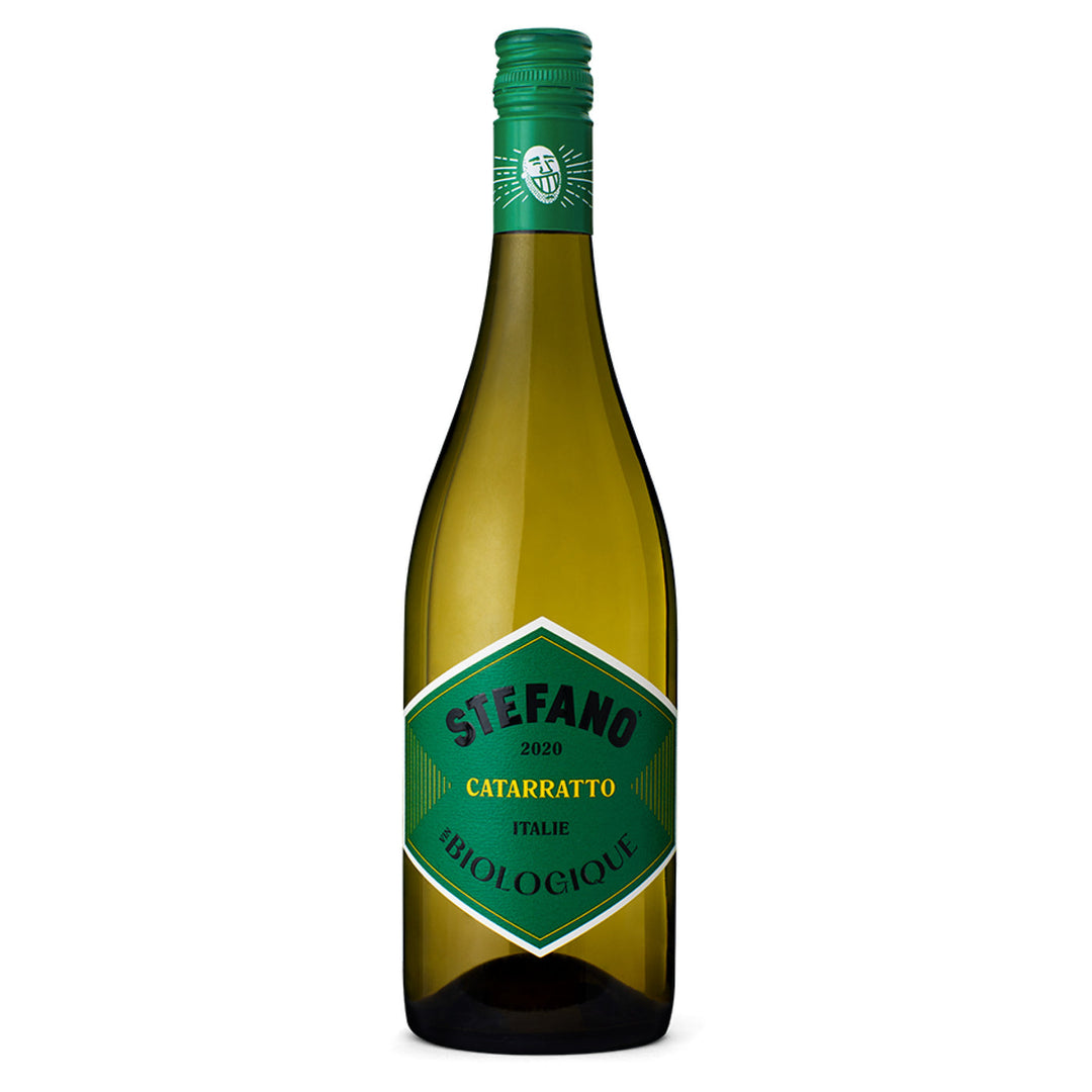 Wine bottle with green label on a white background Wine Stefano Catarratto Italie Biologique (750mL)